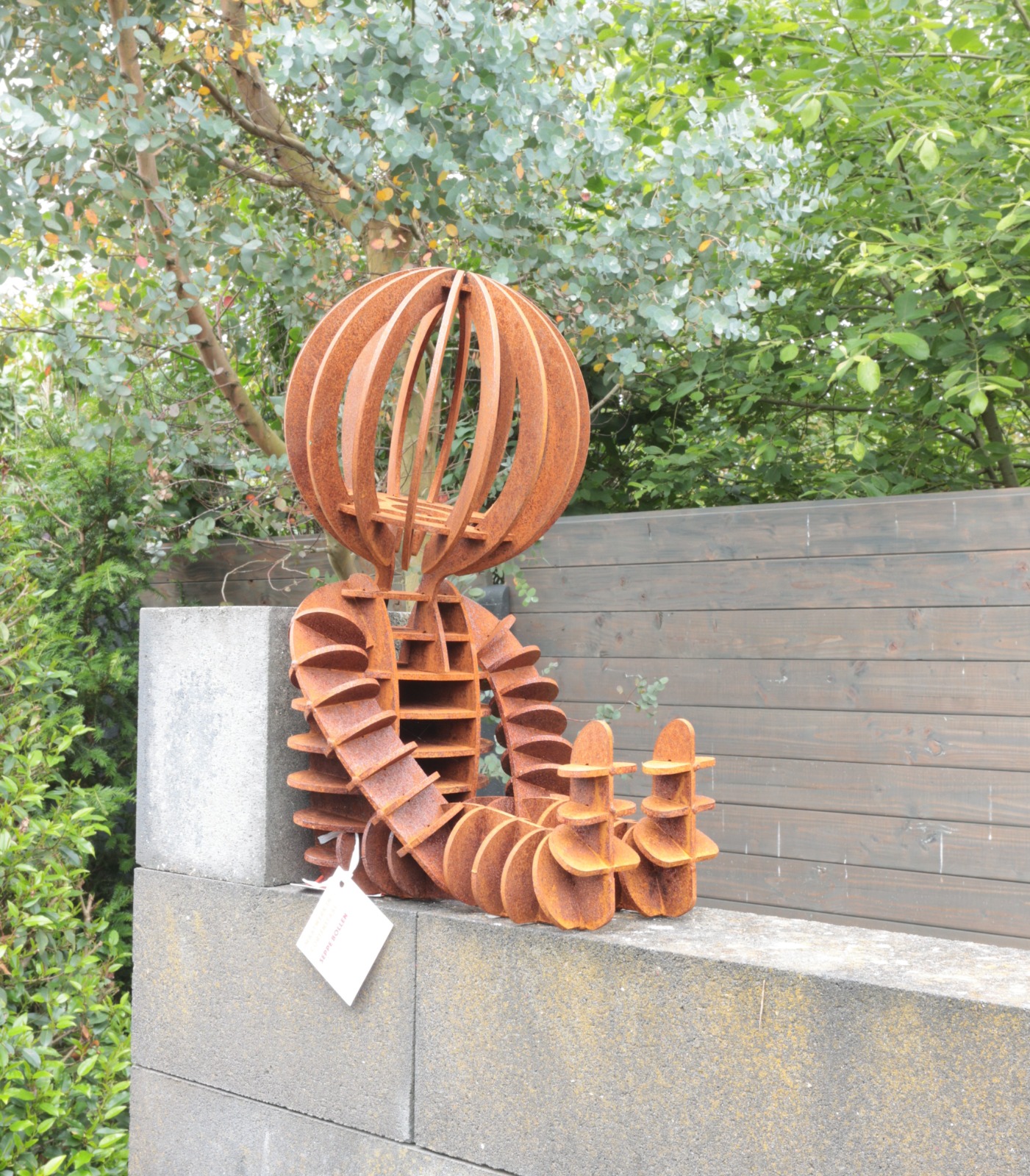 Zittend mannetje cortenstaalkunst Zittend mannetje cortenstaalkunst